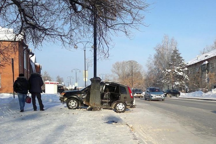 Авария в Тобольске 16 февраля на улице Пушкина. Новогодняя улица Ремезова в Тобольске. Новости Тобольска происшествия. Тобольск Патх авария в октябре по ул Ремезова.